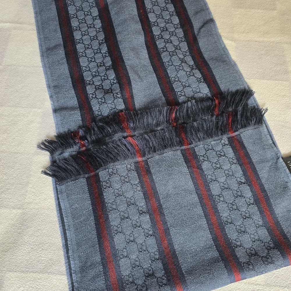 Authentic Gucci Men's Scarf in Navy and Crimson - Picture 5 of 13